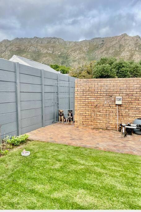 Mountain Views, Walks, Heart Of Old Village Appartement Gordonsbaai